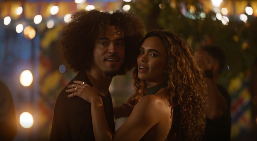 Bárbara e Ryan dançam juntinhos — Foto: Globo