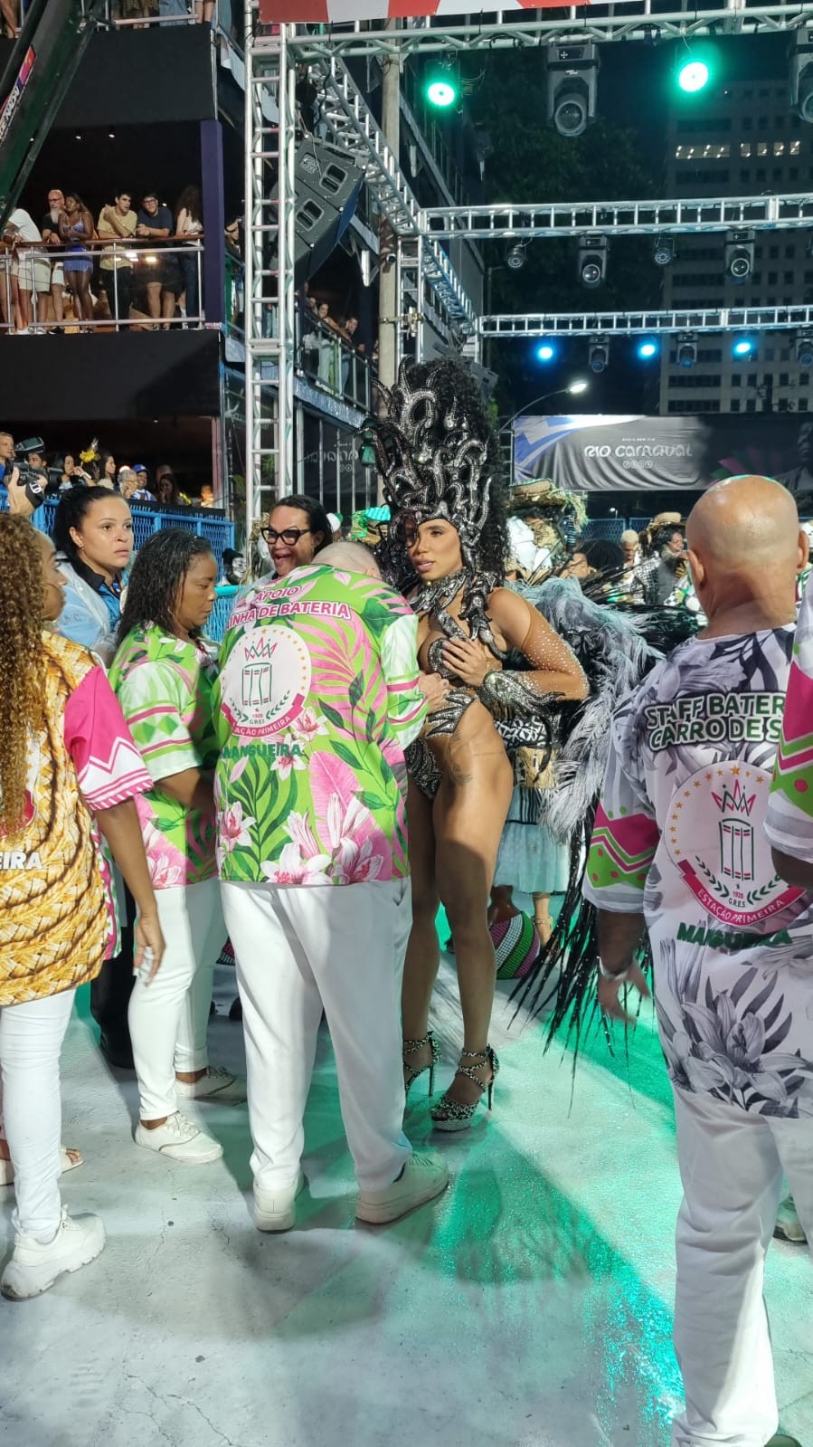 Rainha da Mangueira se atrasa e não se apresenta no Setor 1