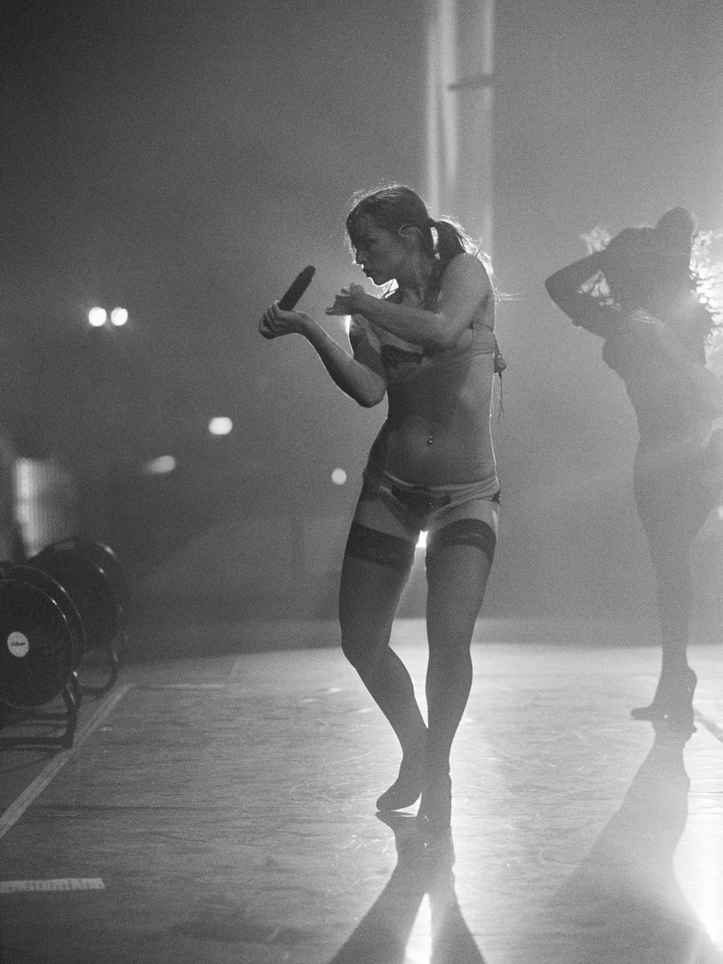 Addison Rae ousa em fotos com lingerie e instiga fãs brasileiros