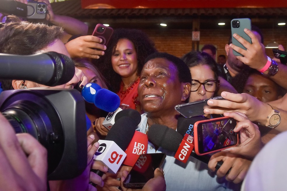 Neguinho da Beija-Flor se emociona com título de seu último Carnaval como intérprete — Foto: Roberto Teixeira/gshow