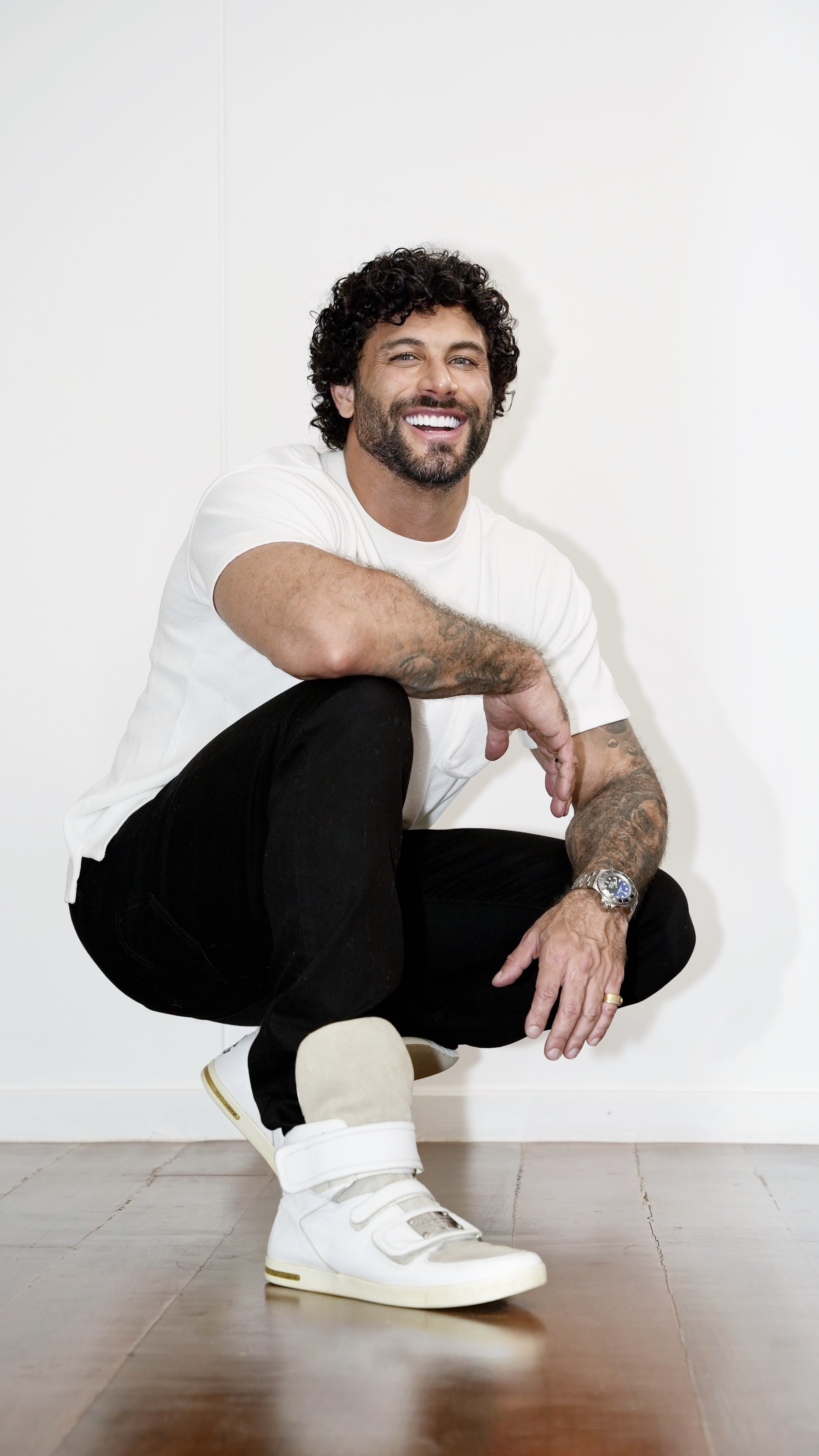 Jesus Luz vai leiloar tênis Dolce & Gabbana usado no clipe
