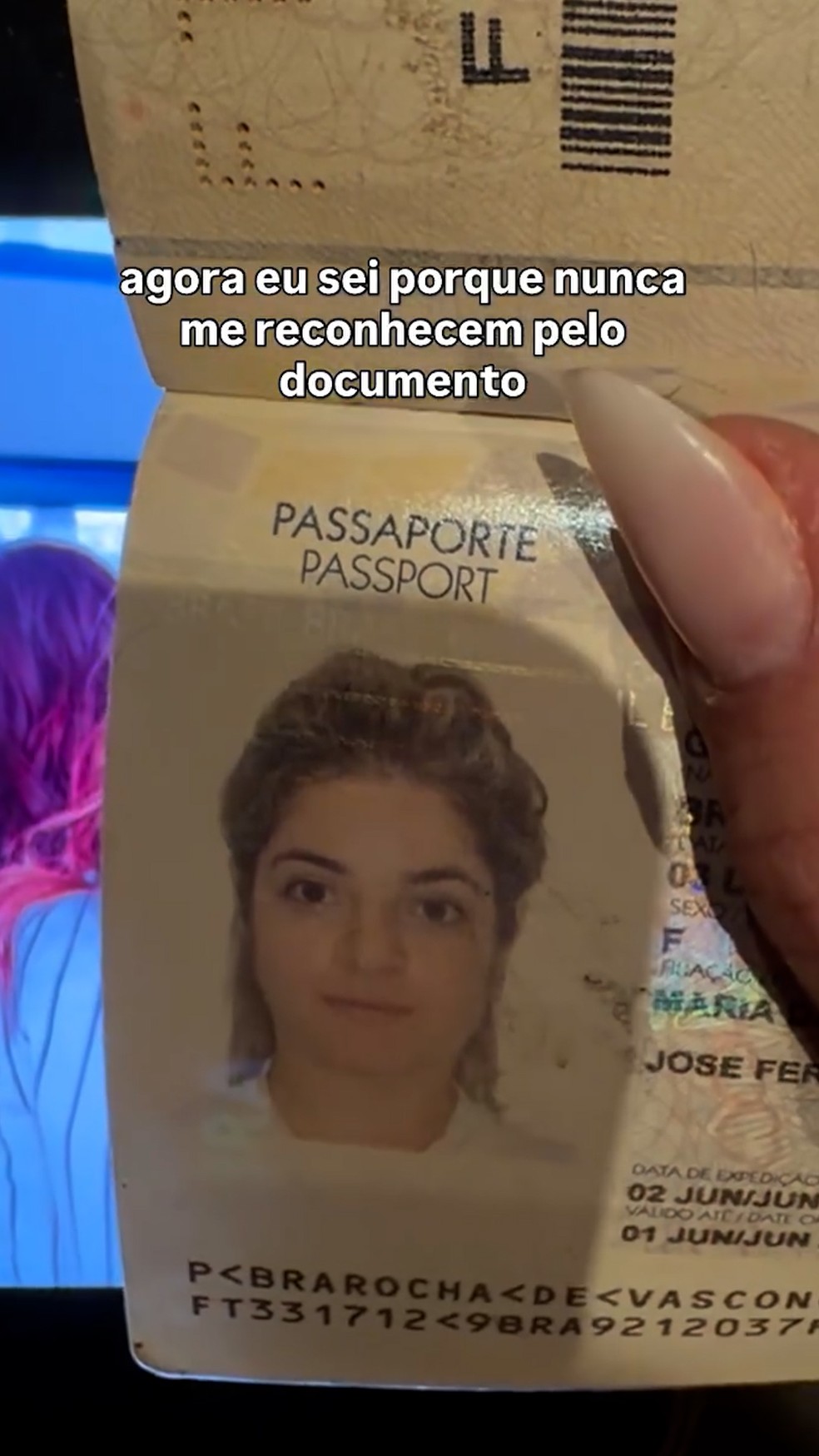 A foto de Gkay no passaporte — Foto: Instagram