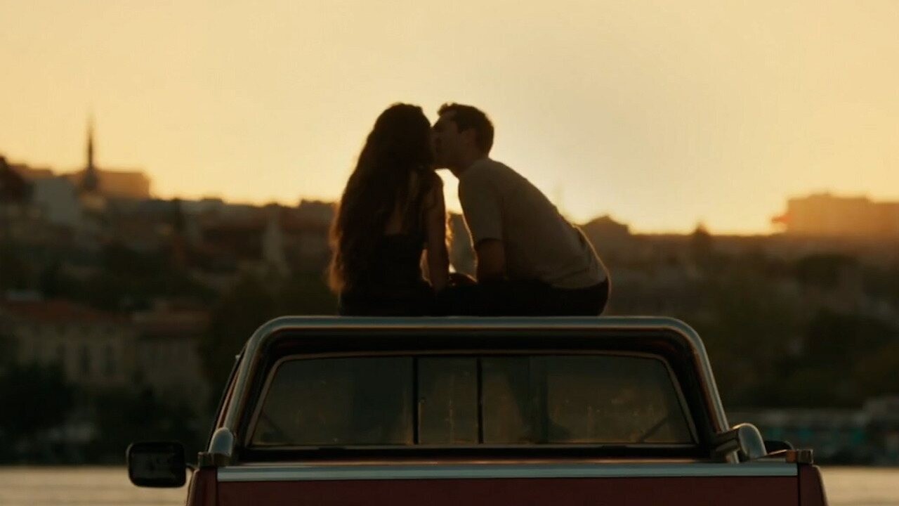 Após recordar passado no lixão, Leyla ganha beijo apaixonado na versão turca de Avenida Brasil; assista