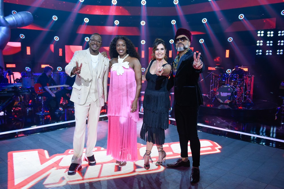 Mumuzinho, IZA, Fátima Bernardes e Carlinhos Brown na final do The Voice Kids — Foto: Ellen Soars/gshow
