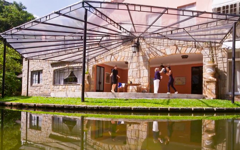 Rosa e Davi treinam com Bárbara na mansão dos Boaz — Foto: Globo