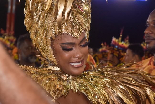 Erika Januza entra na Sapucaí chorando em seu último desfile como