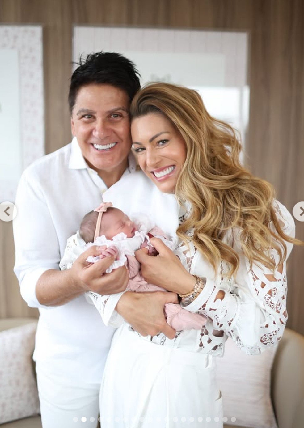Cesar filho e Elaine Mickely mostram a neta Luiza  pela primeira vez — Foto: Reprodução do Instagram