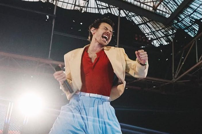 Harry Styles fala português e agita plateia em 1º show da turnê 'Together Together' em São Paulo