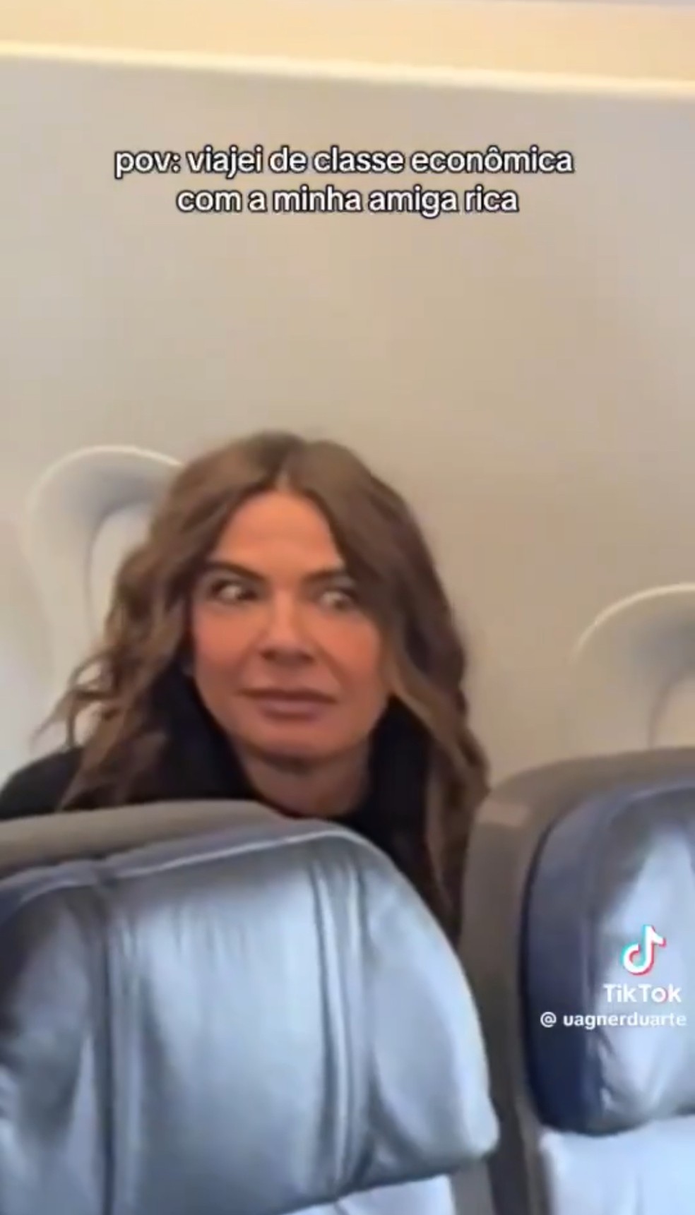 Luciana Gimenez viaja de classe econômica no avião — Foto: Reprodução/TikTok