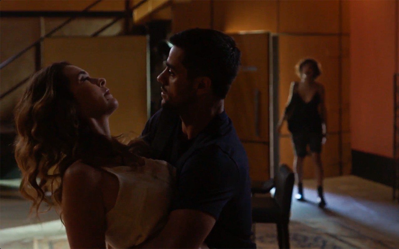 Dona de Mim: Filipa desmaia, e Danilo a socorre