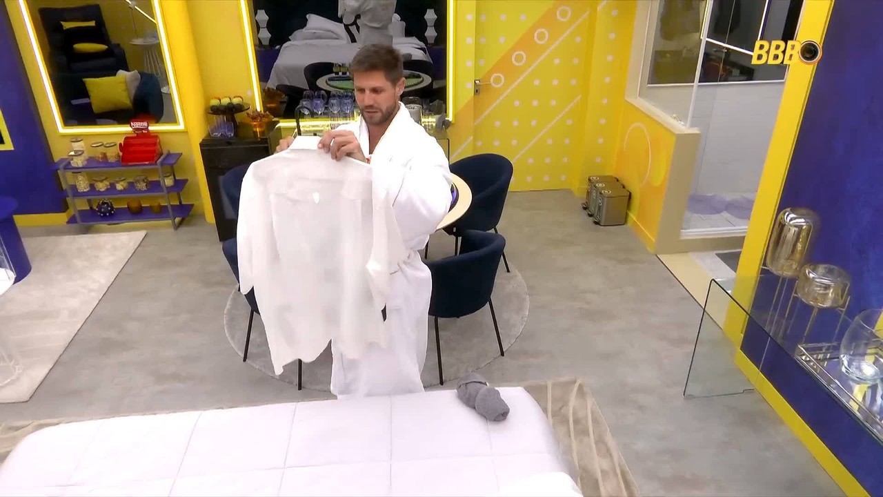 Jonas Sulzbach recebe o figurino para a Festa do Líder do BBB 26: 'Roupa mais linda'