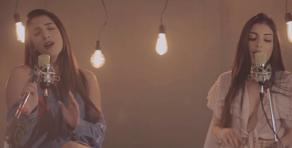 Pryscilla não faz parte do mundo dos famosos, mas tem um lado artístico. Nas redes sociais, a goiana posta vídeos cantando ao lado da irmã, Paula. — Foto: Reprodução