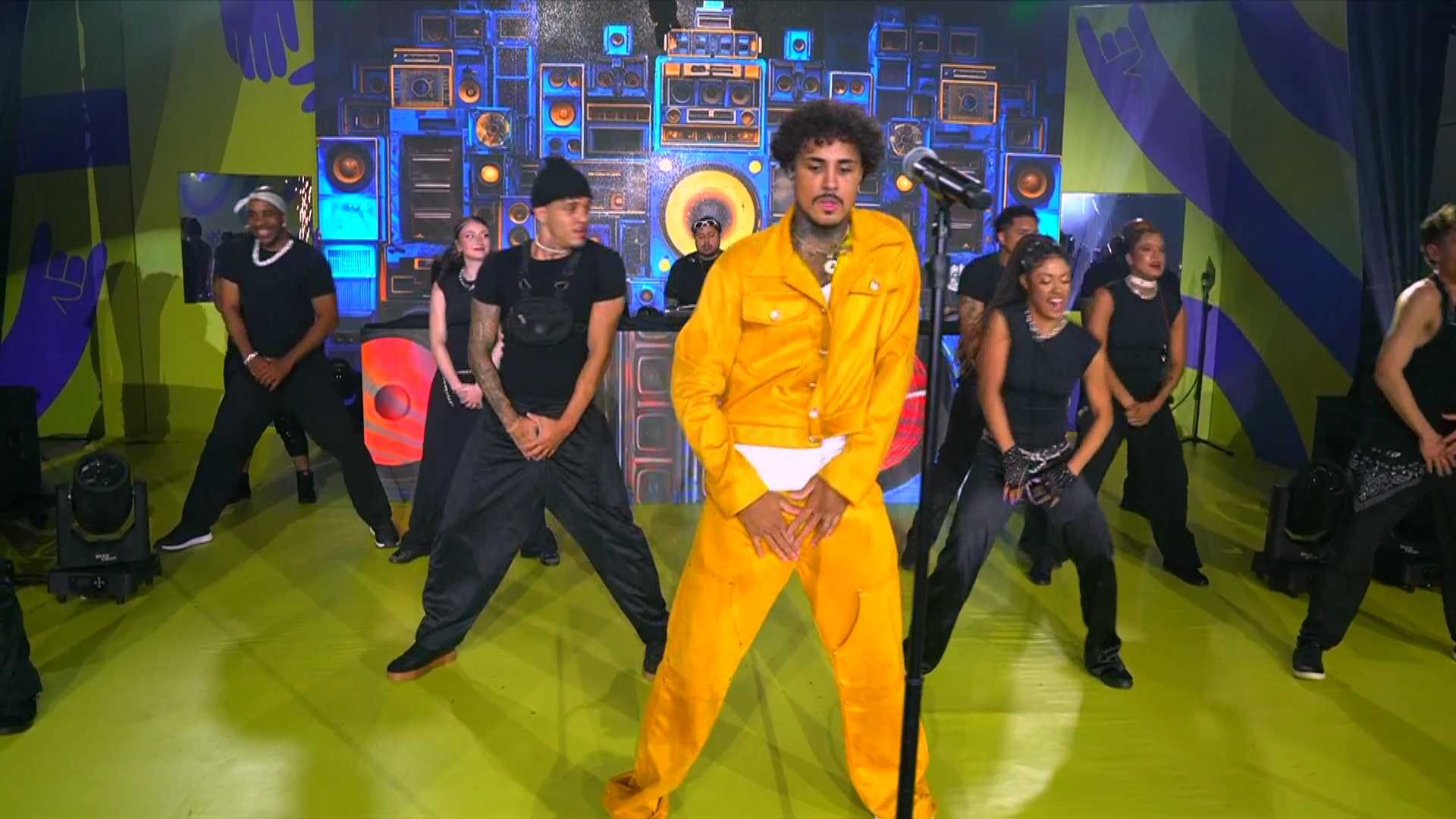 MC Livinho coloca todo mundo para fazer passinho no Estrela da Casa