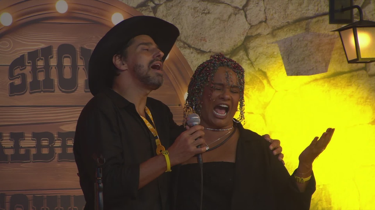 Alberto Cowboy e Solange Couto soltam a voz ao som de Roberto Carlos