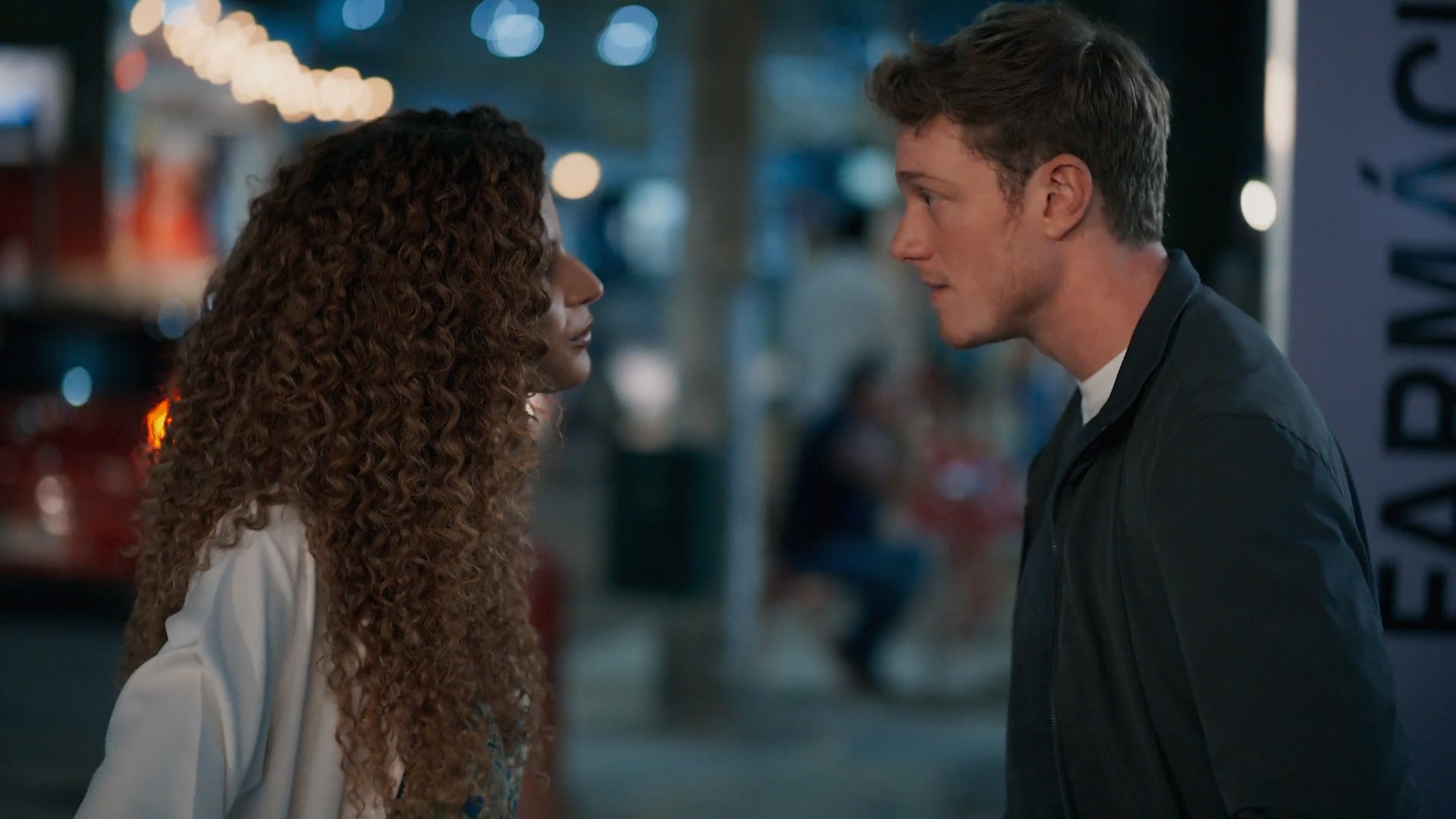 Três Graças: Leonardo pede beijo e atitude de Viviane o surpreende