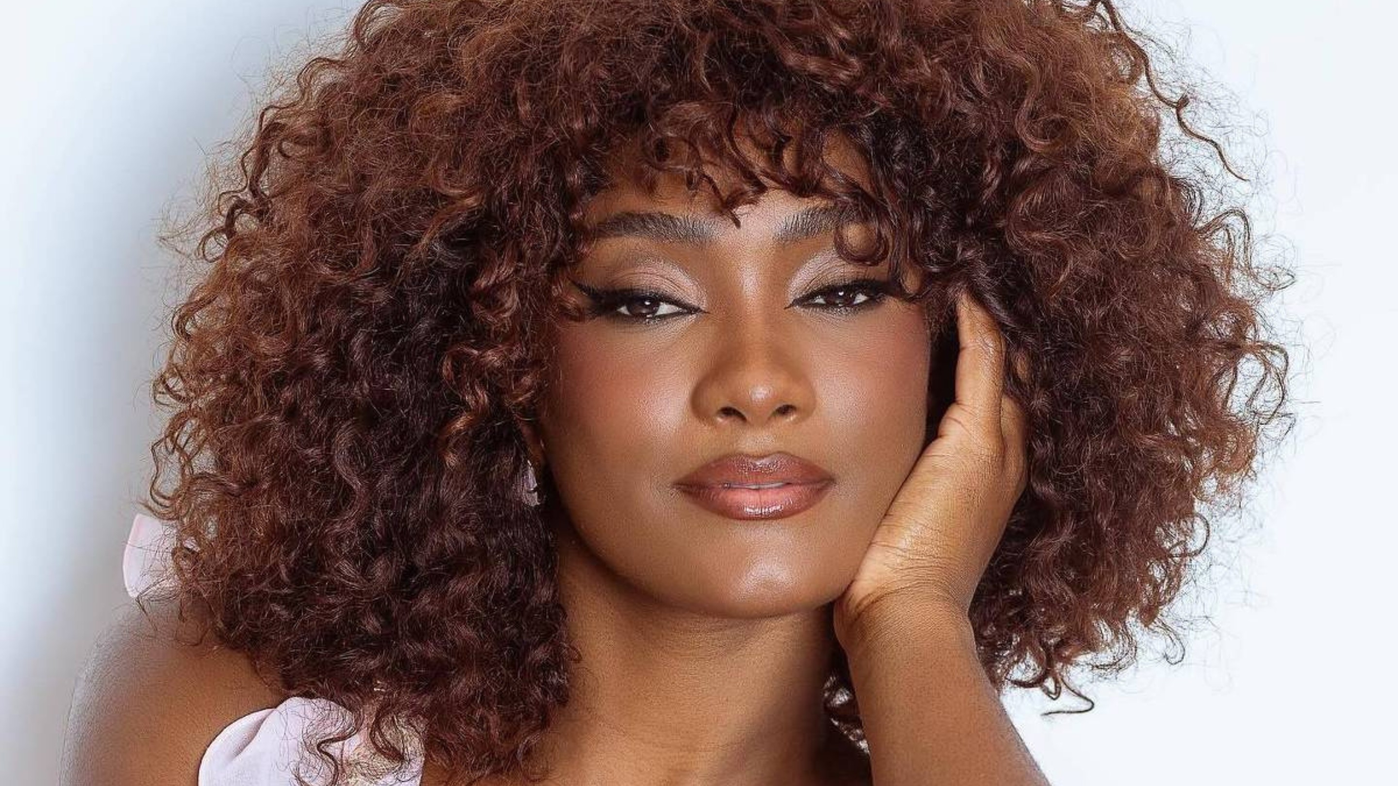 Erika Januza é internada em hospital do Rio com infecção renal