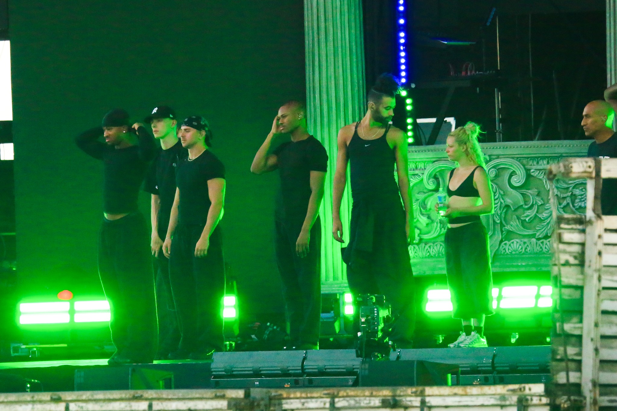 Dançarino da Lady Gaga ensaia no palco em Copacabana