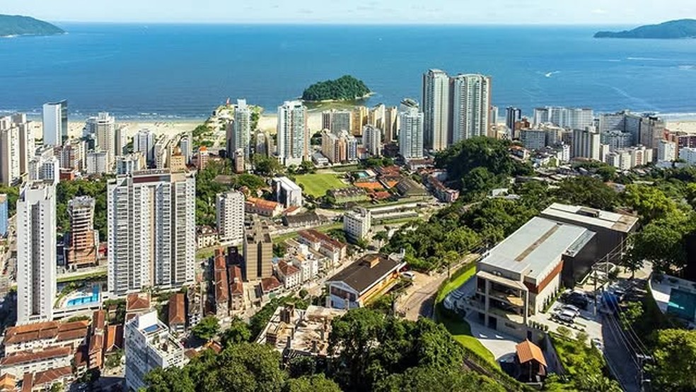 Vista da mansão de Neymar dá para o CT do Santos e para a Vila Belmiro — Foto: Instagram/Rafaella Bittencourt
