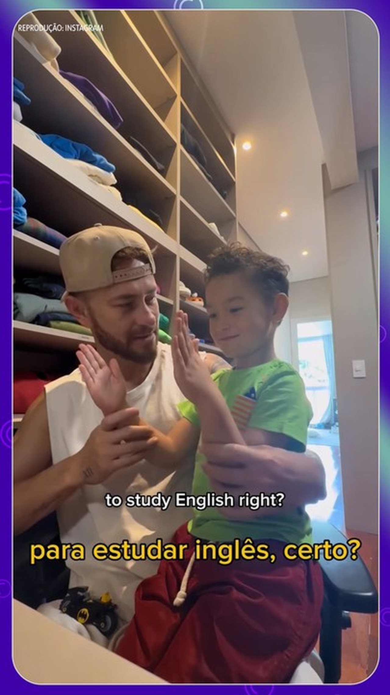 Fred Bruno conversa em inglês com o filho, Cris, e celebra: 'Já fala com uma segurança'