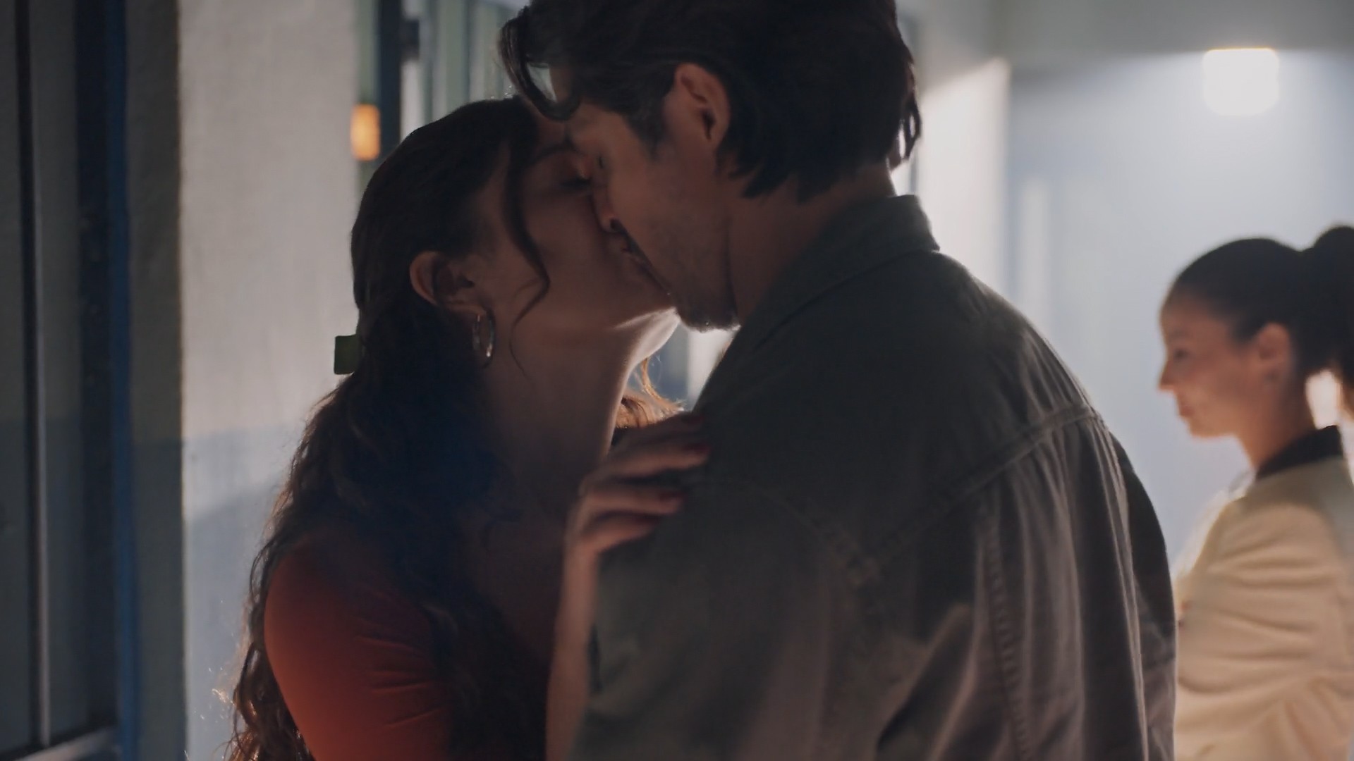 Três Graças: Gerluce é solta e beija Paulinho