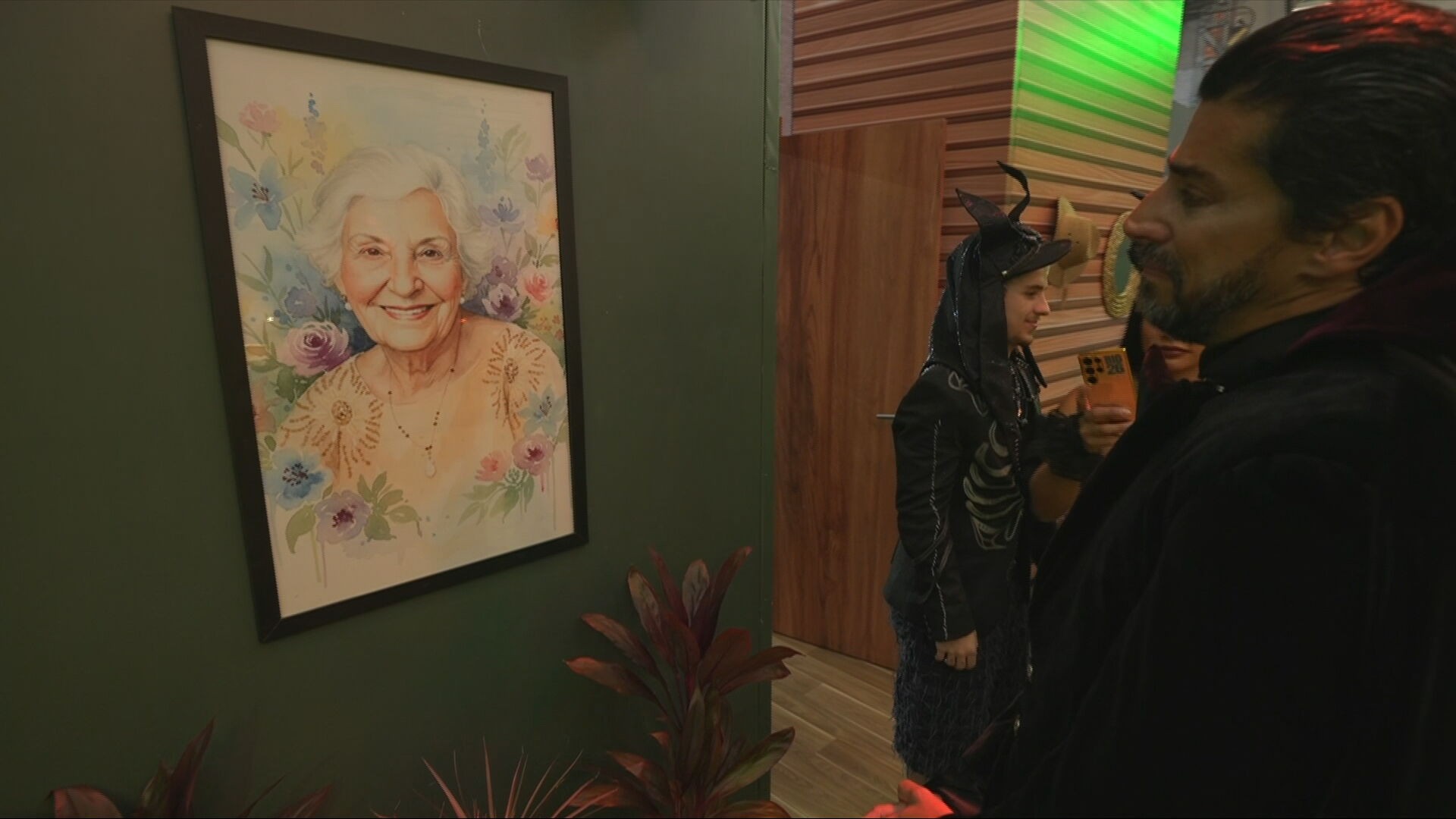 Alberto Cowboy chora ao ganhar quadro da avó na sua Festa do Líder