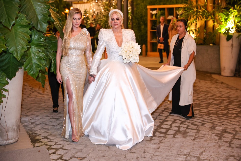 Monique e sua filha Bárbara Evans sobem ao altar — Foto: Anderson Bordê / Ag News