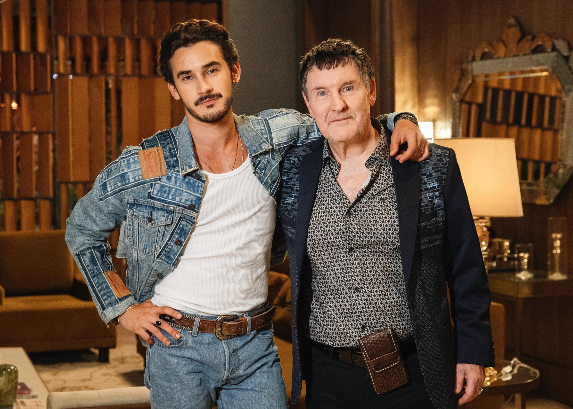 Filipe Bragança é João Raul em Coração Acelerado, astro sertanejo que foi abandonado ainda bebê