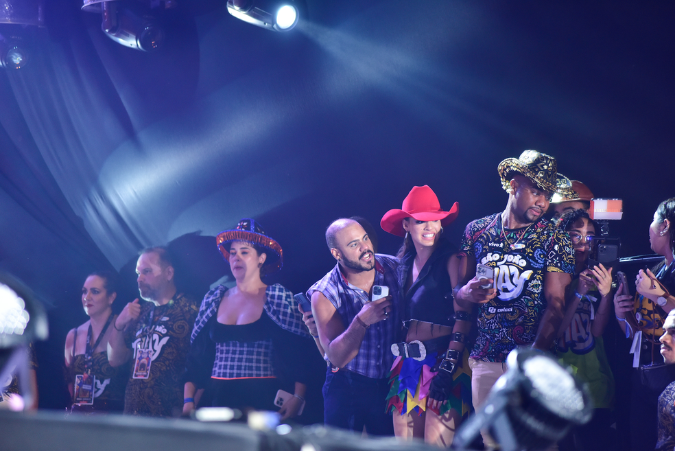 Ex-BBBs assistem à apresentação do Boi Garantido e Boi Caprichoso no São João da Thay — Foto: AgNews