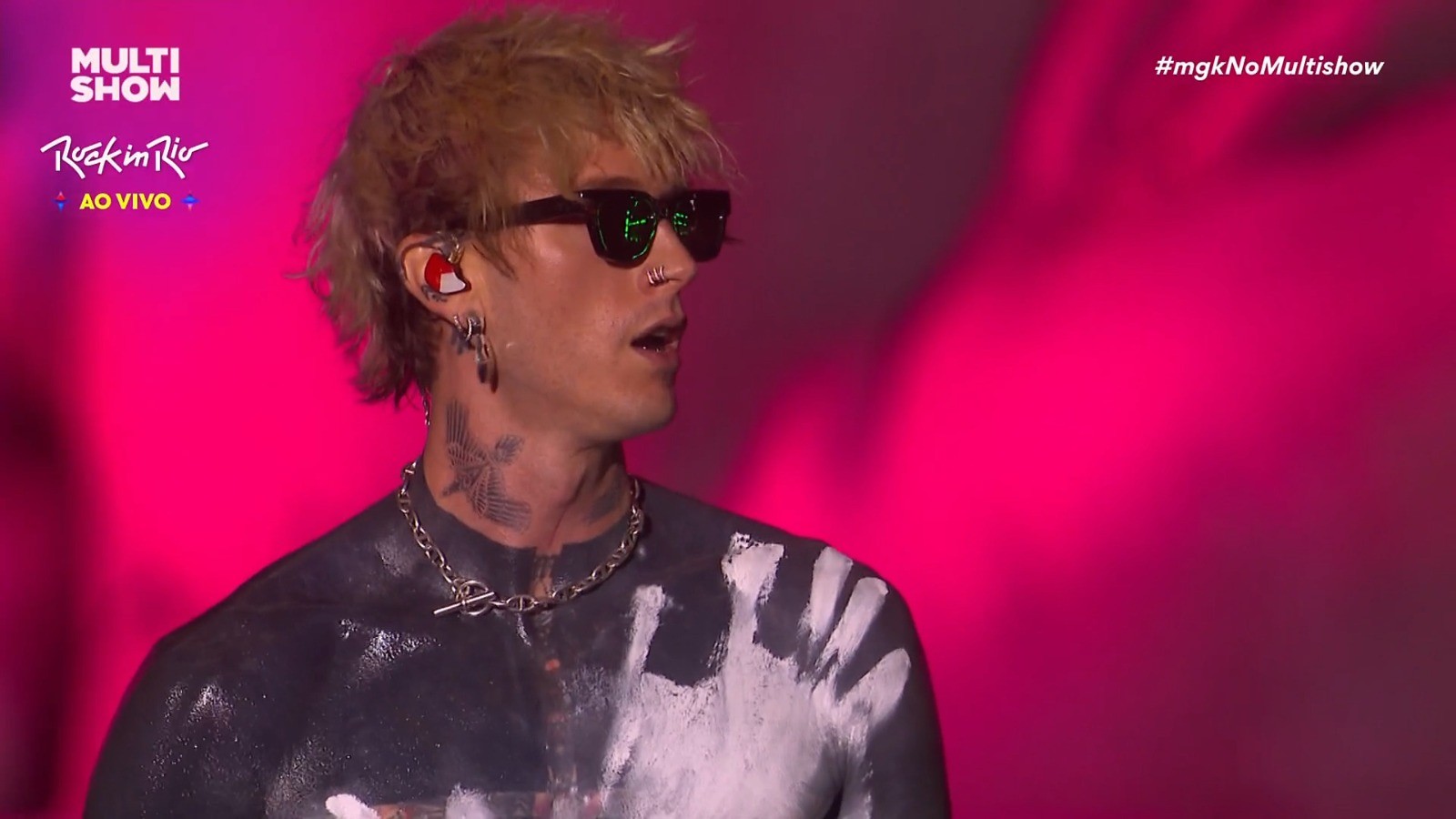 Machine Gun Kelly na performance com tatuagem branca cobrindo a blackout