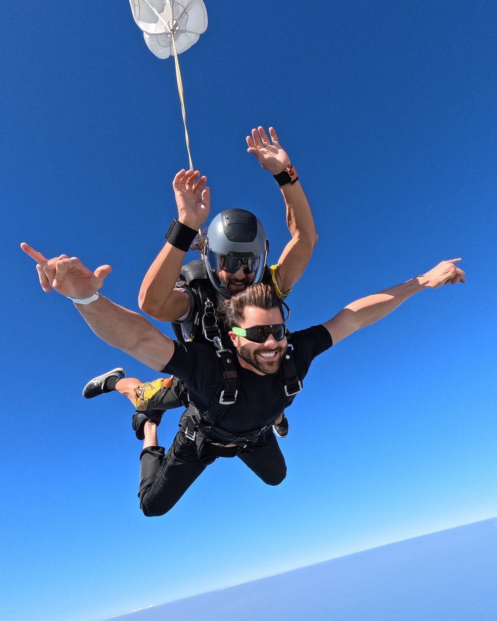 Alok salta de avião com esposa em Dubai após ganhar DJ do Ano no Prêmio Multishow — Foto: reprodução