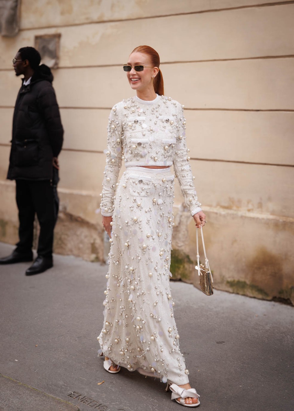 Marina Ruy Barbosa chega com look cravejado de pérolas — Foto: Brazil News