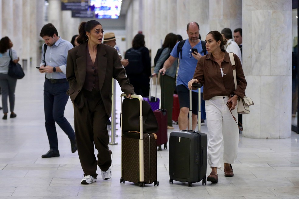Juliana Paes usa look oversized em aeroporto do Rio de Janeiro — Foto: Anna Giulia/Agnews