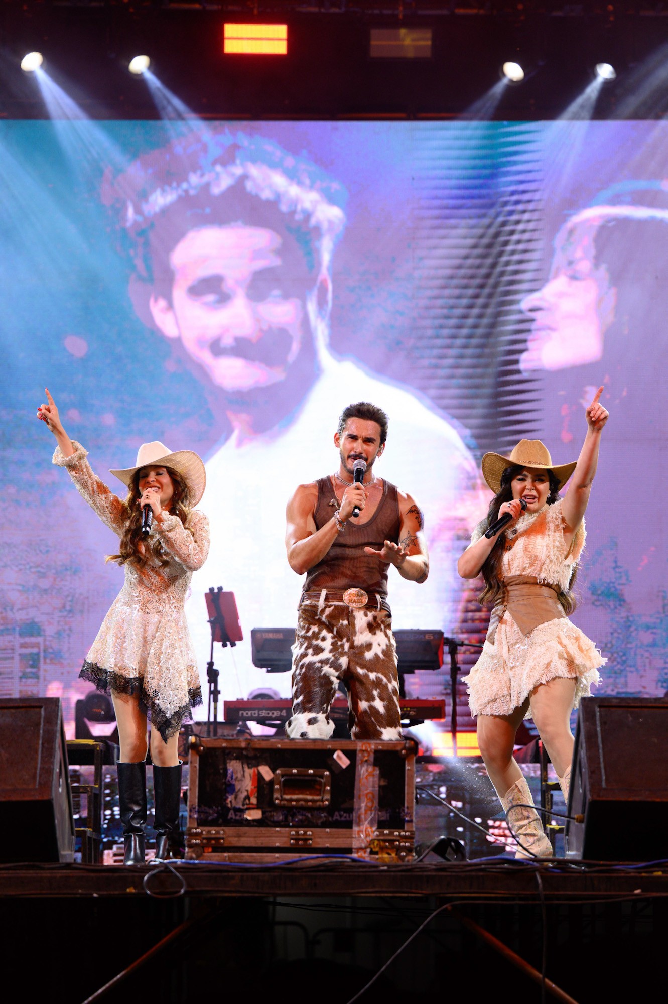 Protagonista de Coração Acelerado, Filipe Bragança grava ao lado de Maiara e Maraisa em show