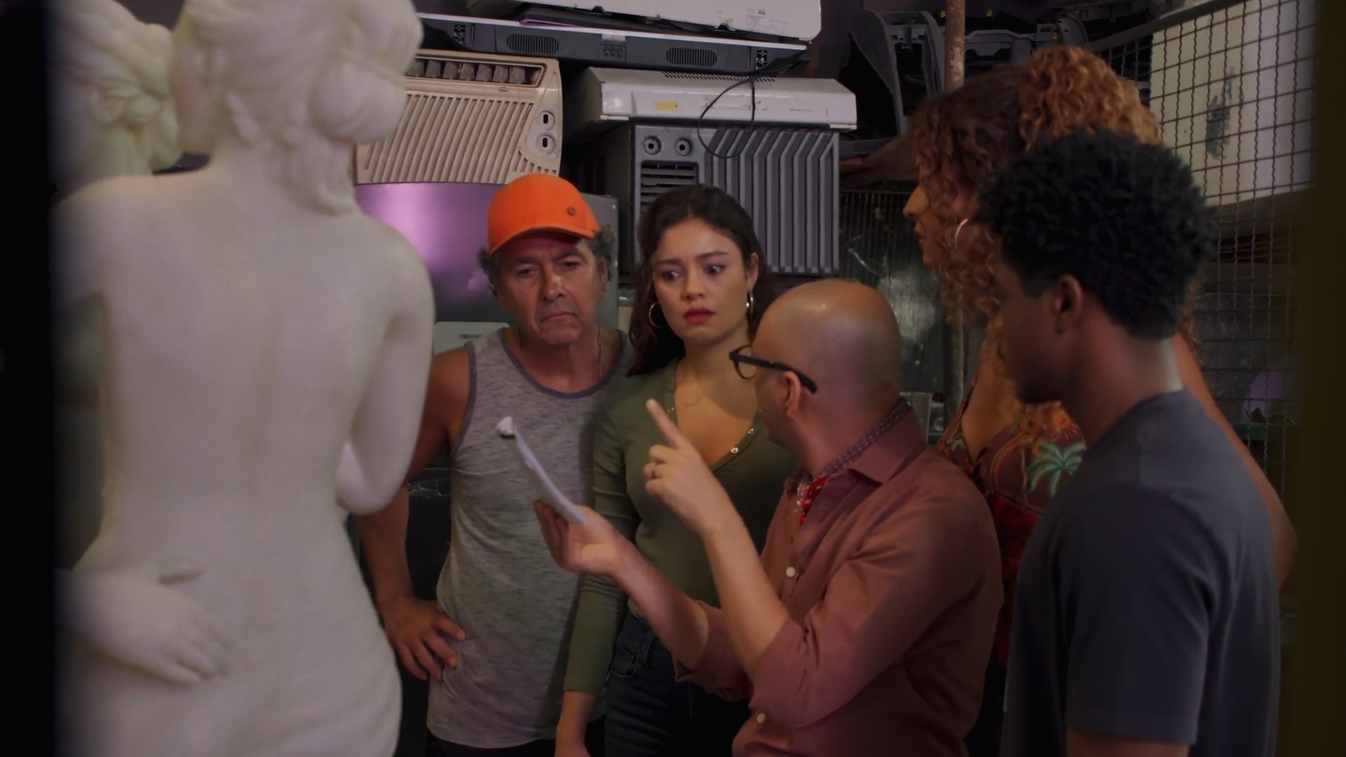 Três Graças: Feliciano examina estátua e diz que ela é falsa