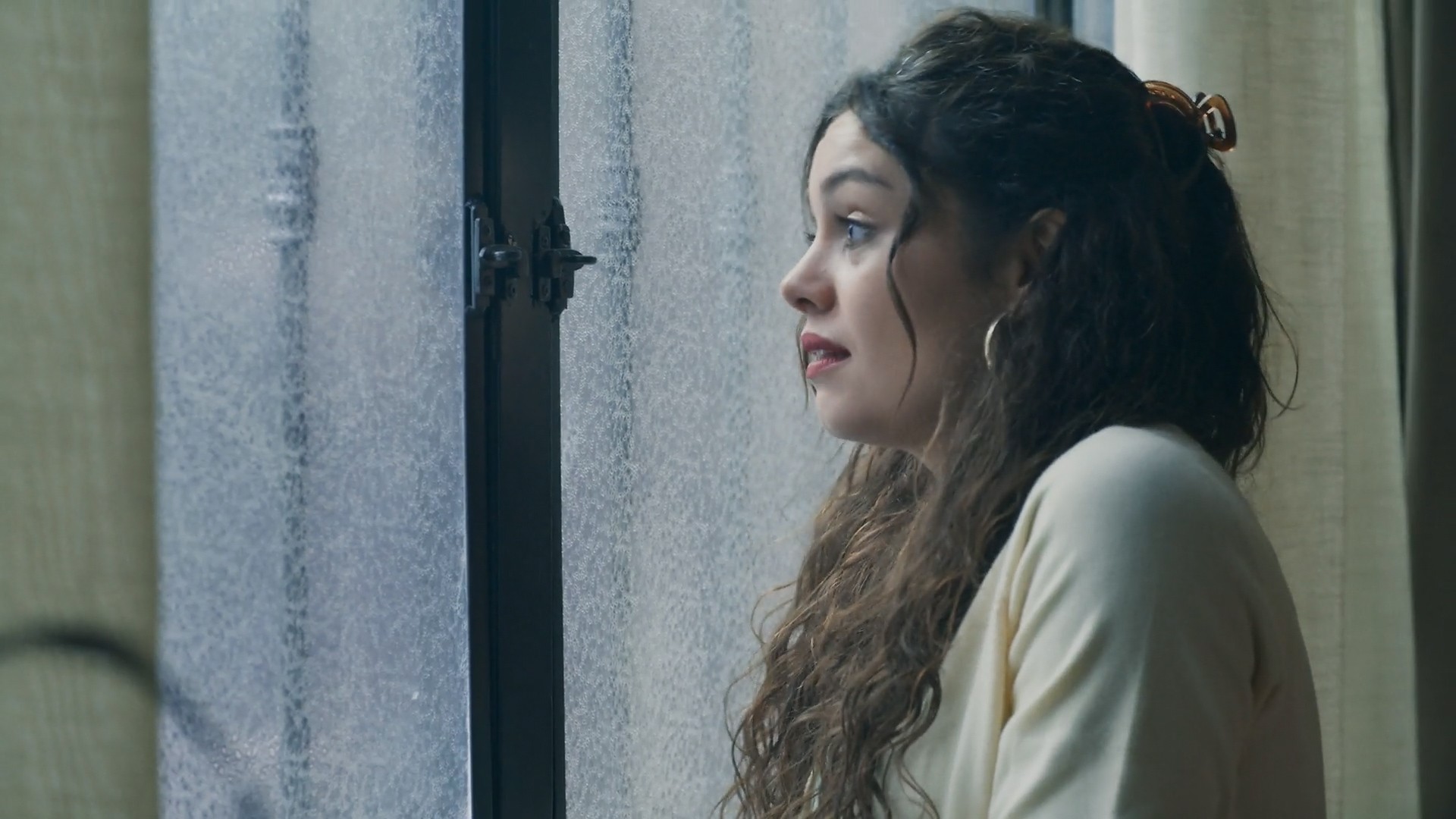 Três Graças: Gerluce consegue fugir pela janela, mas é flagrada