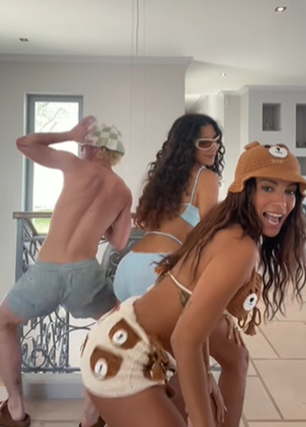 Anitta curte verão europeu com Juliano Floss e Marina Sena — Foto: Reprodução/Tik Tok