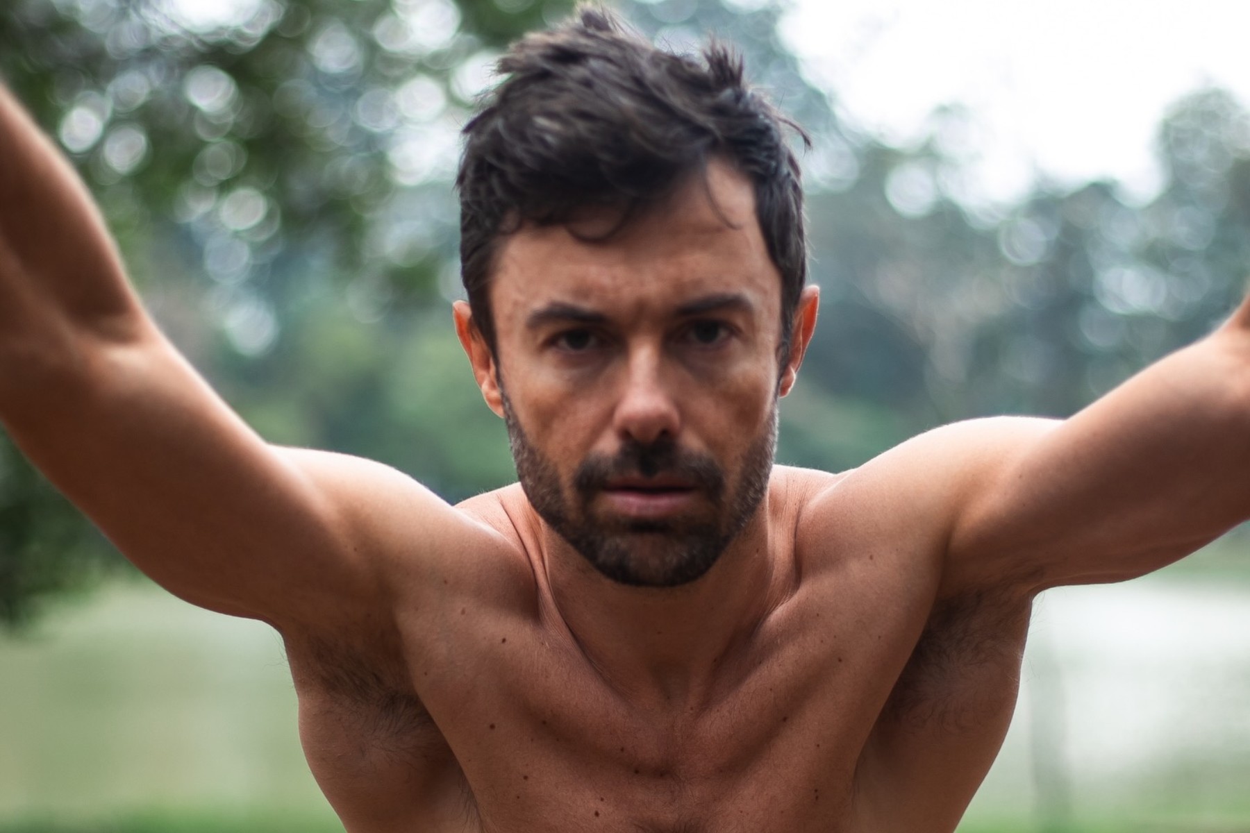 Kayky Brito arranca elogios na web ao exibir corpo definido dias após sofrer acidente