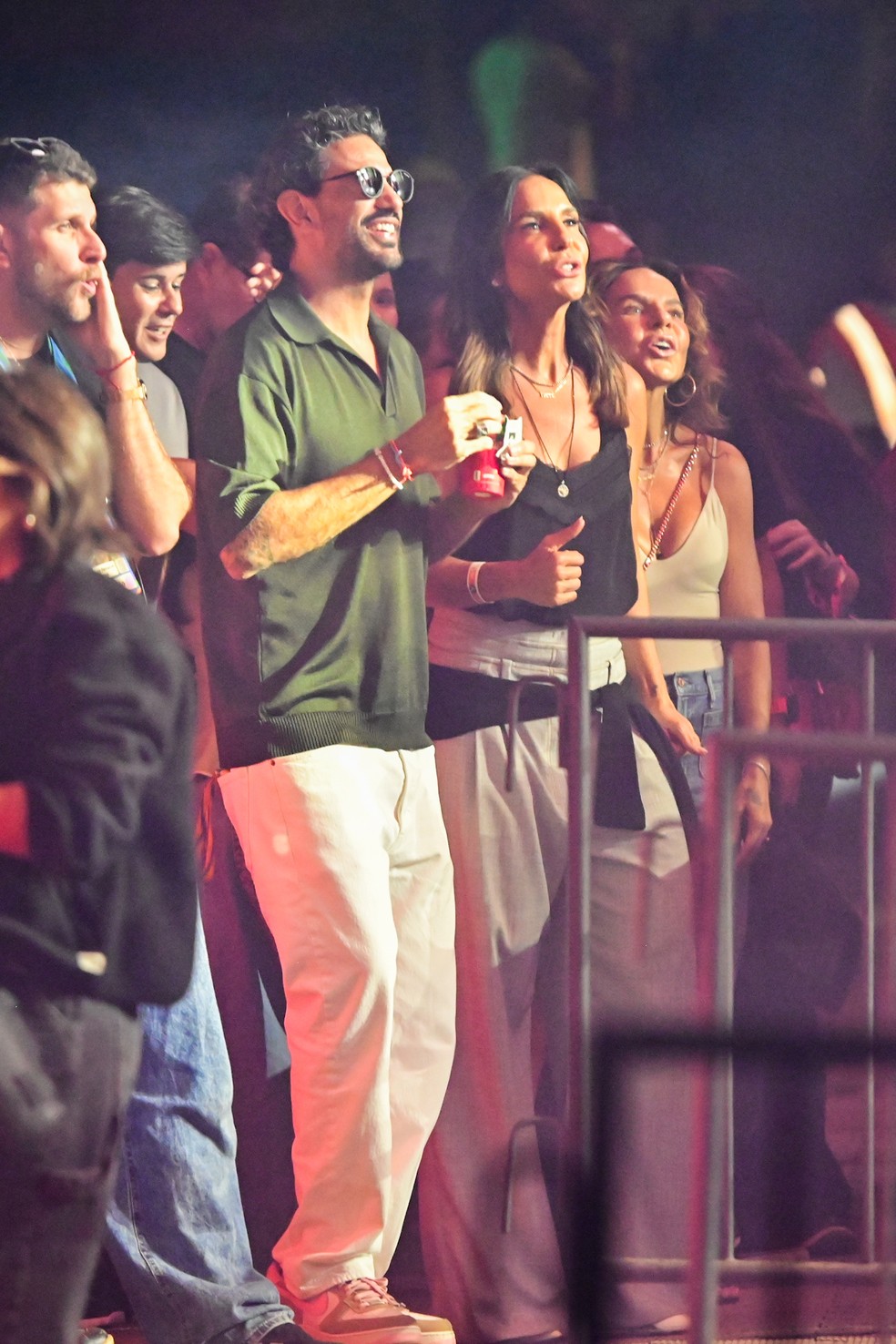 Ivete flagrada aos beijos em show — Foto: AgNews