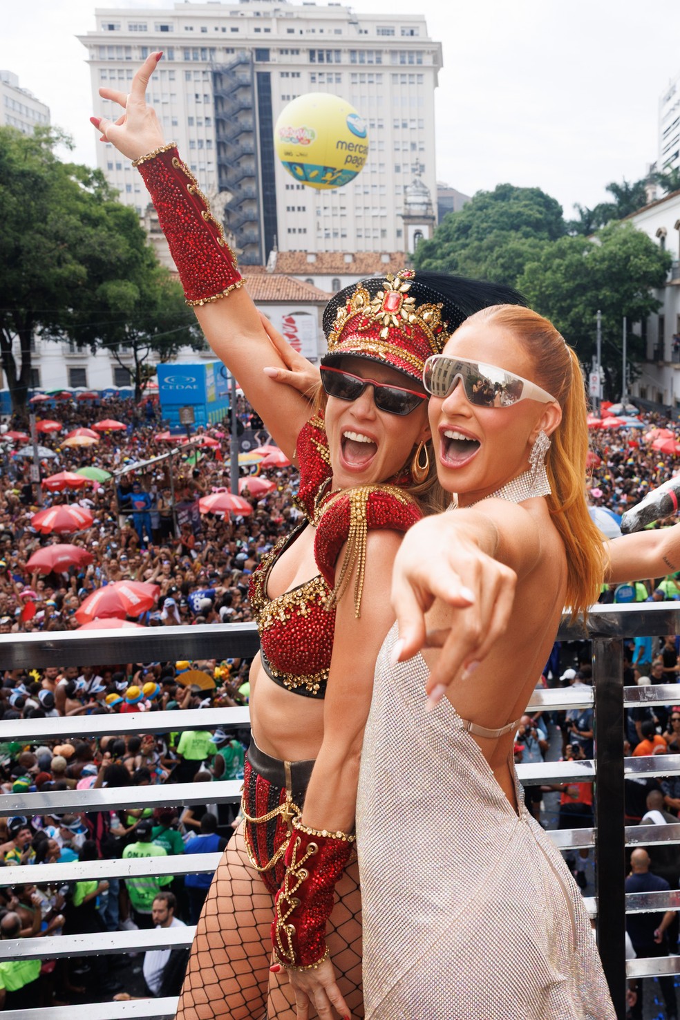 Marina Ruy Barbosa, Juliette e at&eacute; ex: Anitta recebe famosos em seu bloco  no Centro do Rio | Gshow