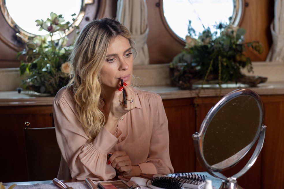 Carolina Dieckmmann nas gravações do casamento de Marco Aurélio e Leila em Vale Tudo — Foto: Globo