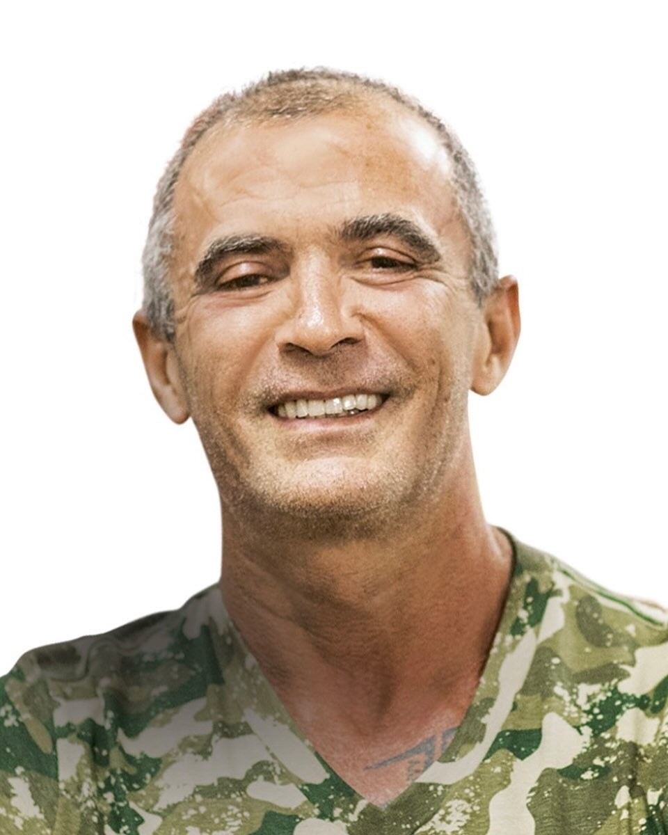 Paulo Barros chora ao ser homenageado em desfile de escola de samba em São Paulo