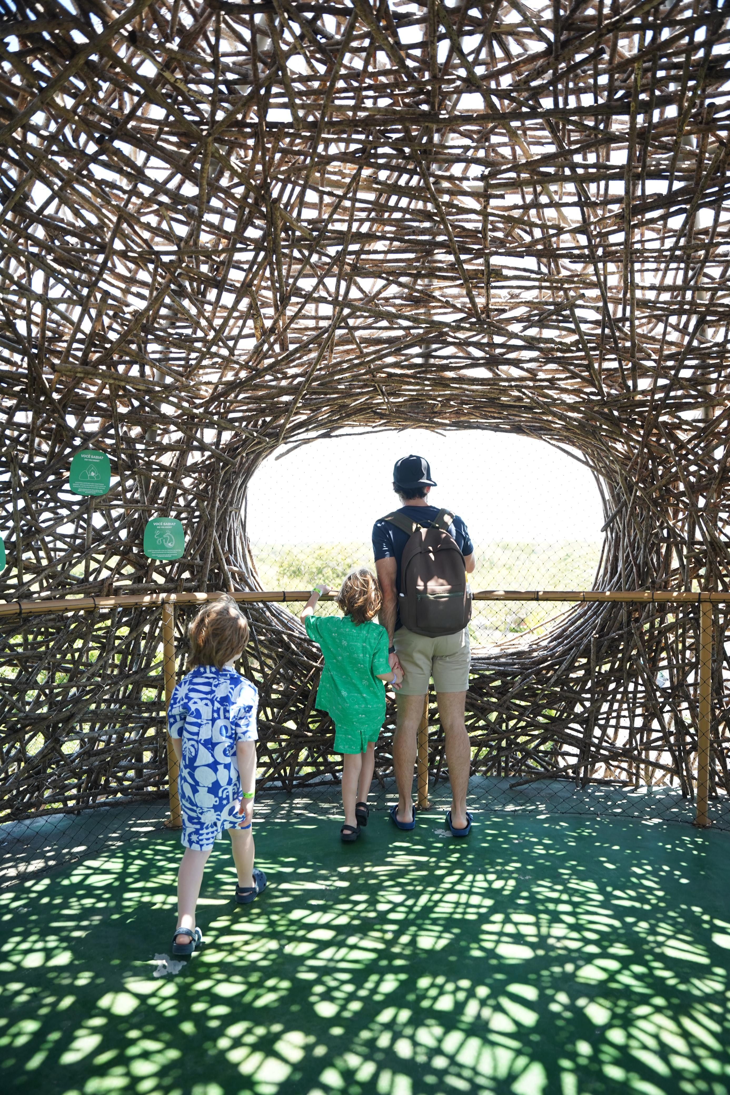 Thales Bretas curte fim de semana do Dia das Crianças com os filhos gêmeos em parque aquático; fotos