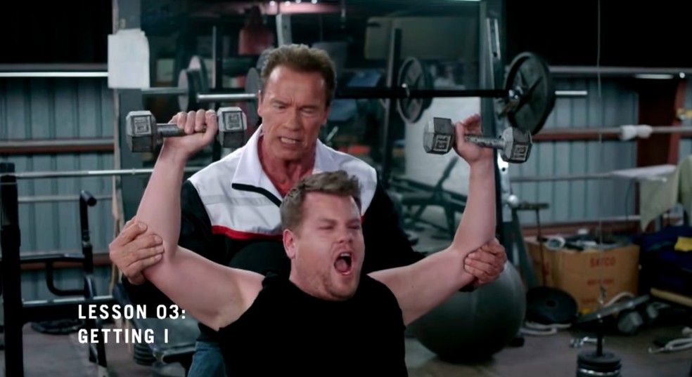 James Corden fez o famoso Arnold Press junto de Schwarzenegger durante uma esquete de seu programa — Foto: Reprodução: YouTube