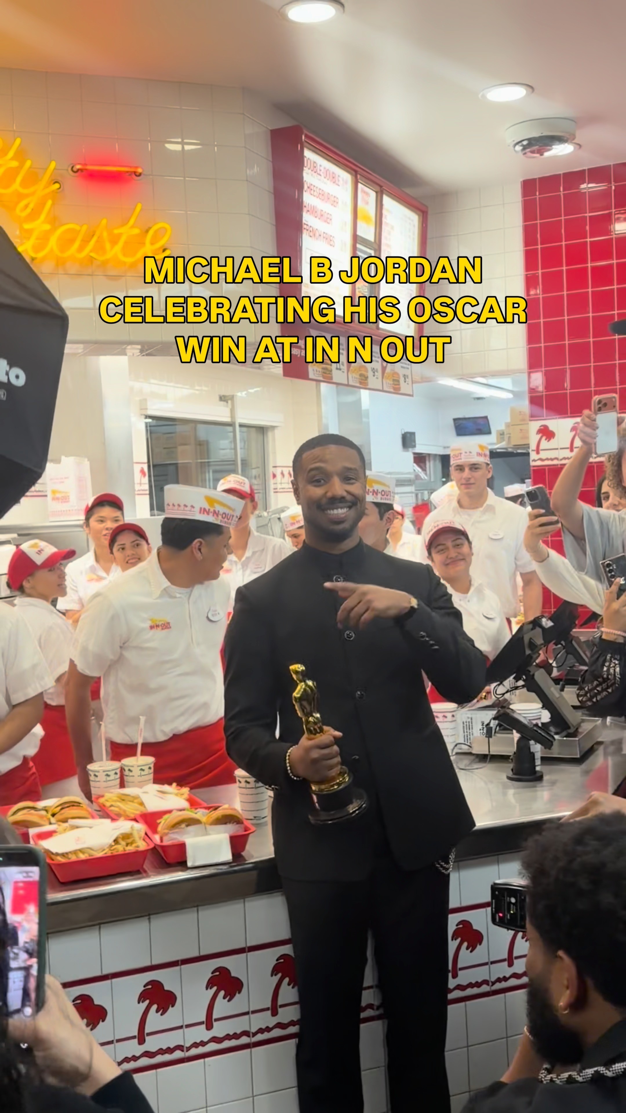 Michael B. Jordan celebra vitória no Oscar® em fast-food
