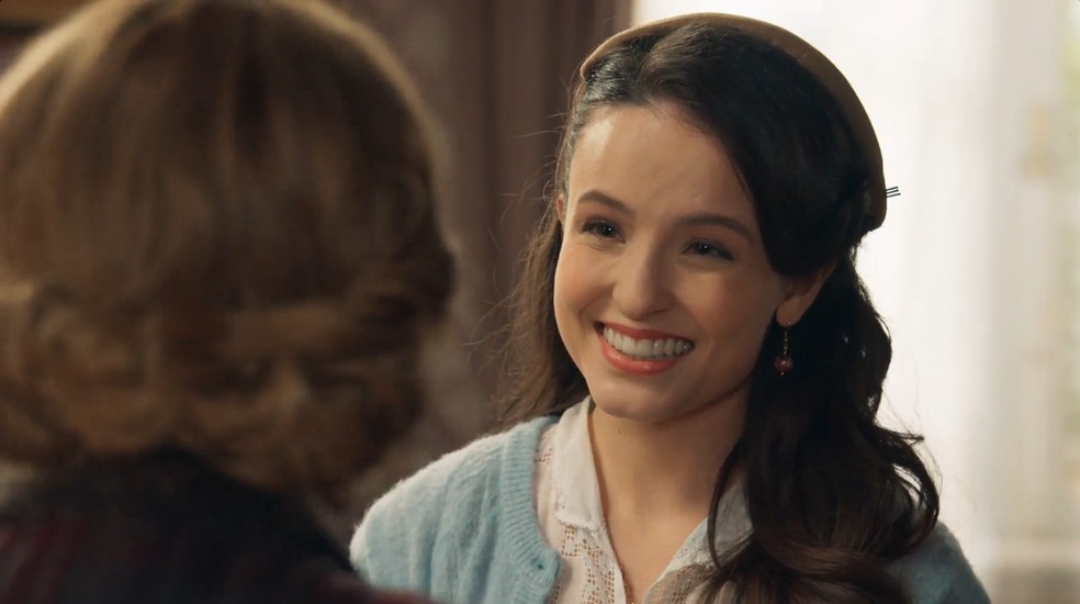Estela (Larissa Manoela) decide dar aulas para as crianças — Foto: Globo