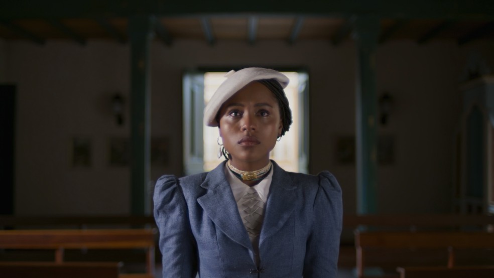 Alika desaba no choro e Tonho a ampara — Foto: Reprodução/TV Globo