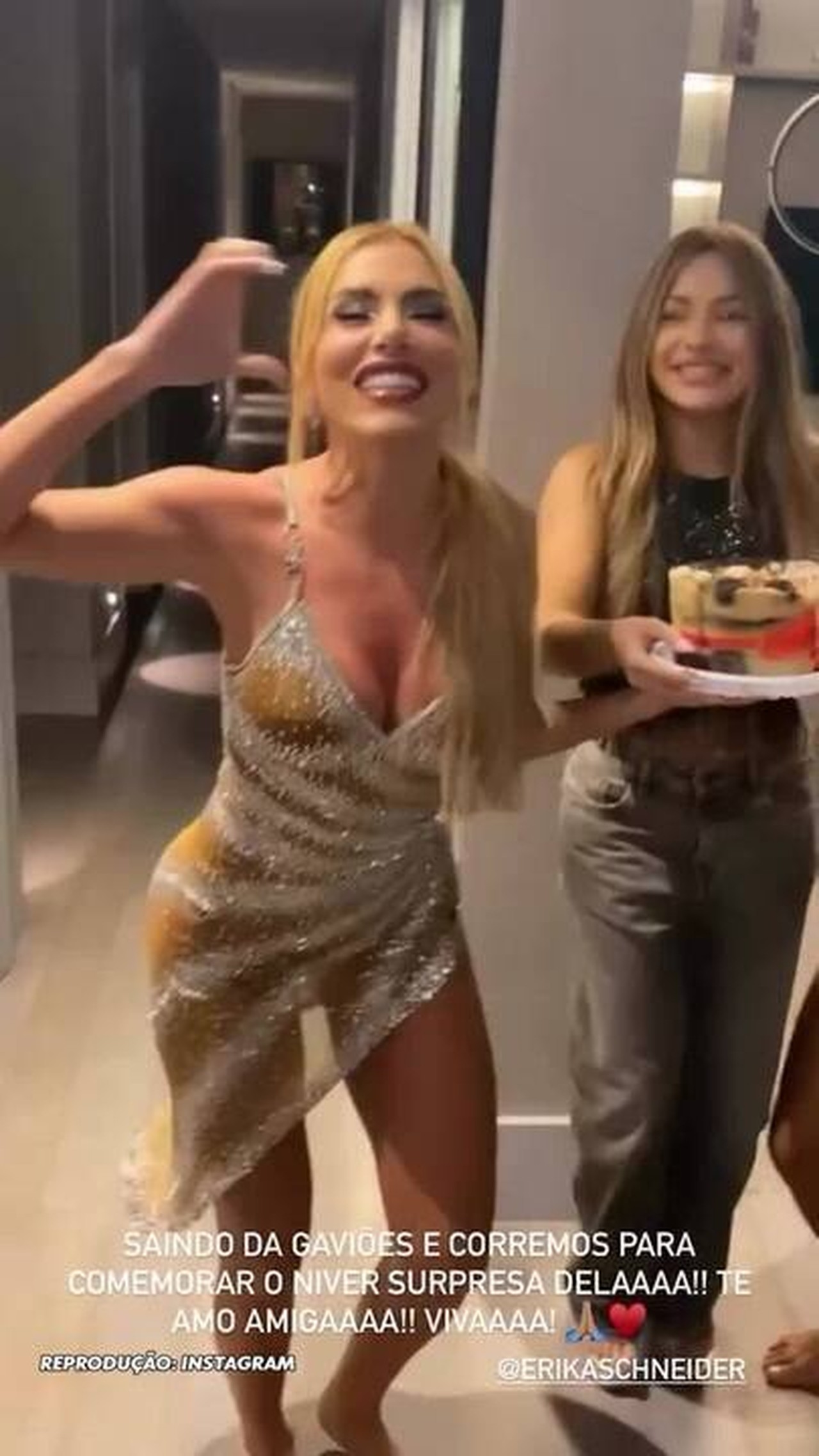 Musa da Gaviões da Fiel, Erika Schneider ganha festa surpresa após último ensaio