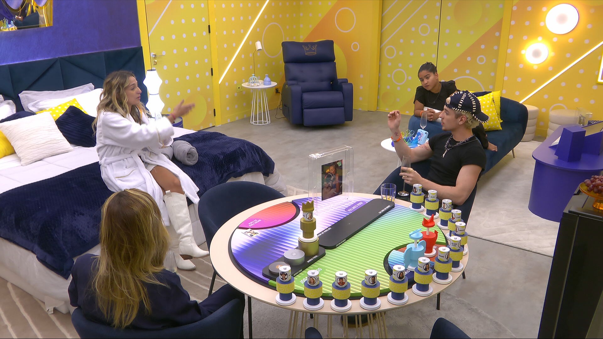 Samira vê foto de ex-aliados na Central do Líder e comenta: 'Únicos que não bateram palmas'