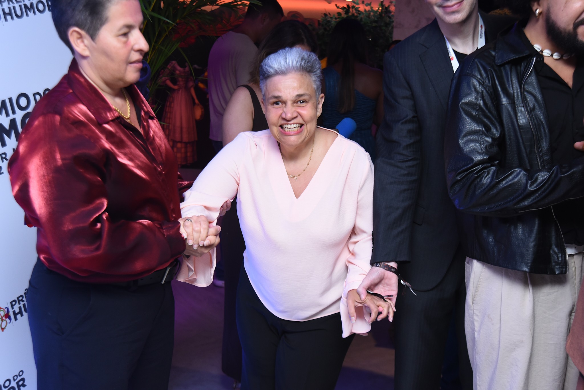 Claudia Rodrigues faz rara aparição ao comparecer ao Prêmio do Humor, no Rio