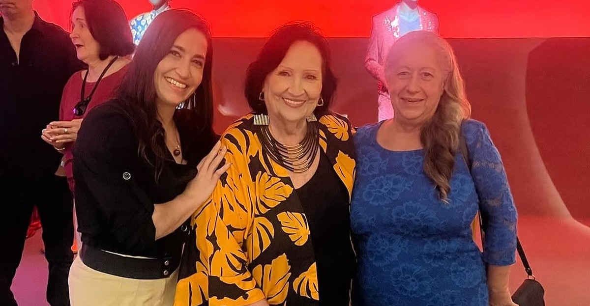 Daniele Hypolito prestigia exposição de Paulo Gustavo e encontra Dona Déa Lúcia